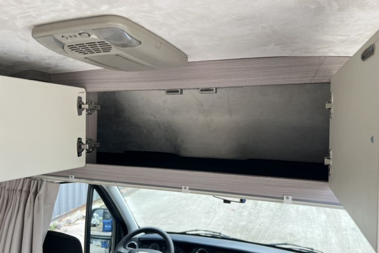 Used Iveco Eurocargo 2021 3.0T Automatic Chaorui Short Wheelbase High-Roof Side-Sliding Door F1C Interior 5