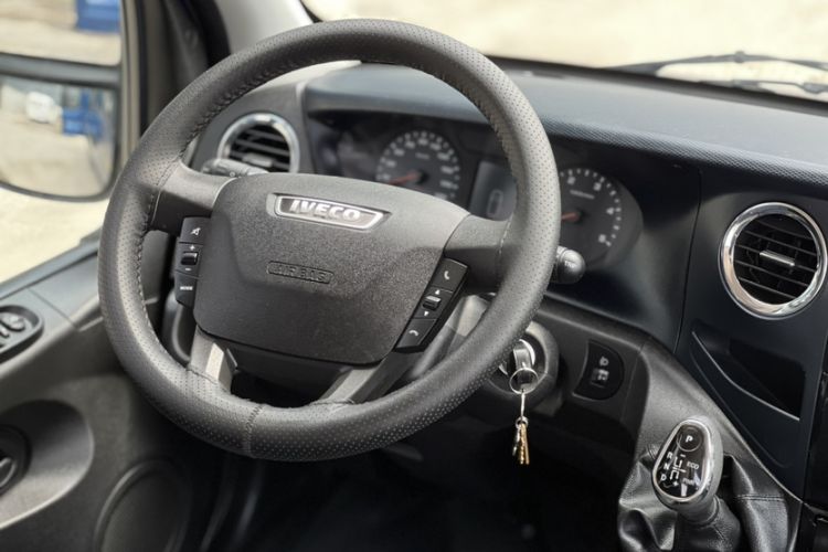 Used Iveco Eurocargo 2021 3.0T Automatic Chaorui Short Wheelbase High-Roof Side-Sliding Door F1C Interior 7
