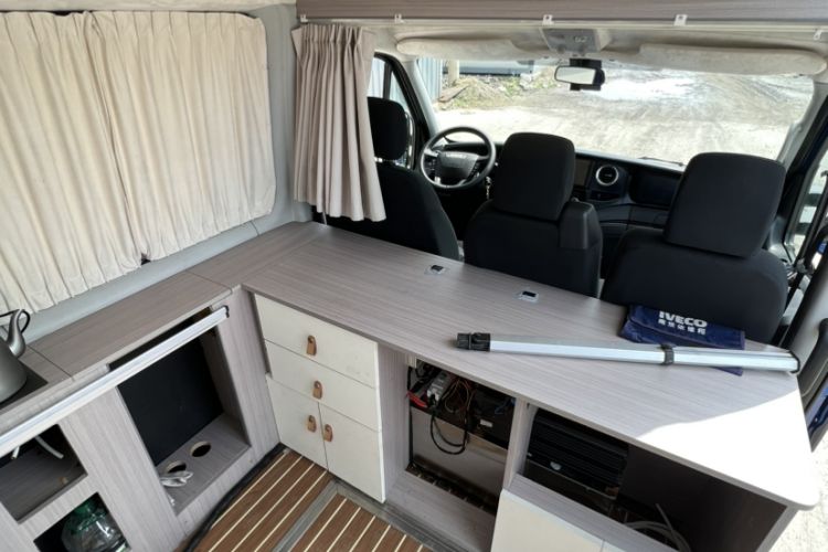 Used Iveco Eurocargo 2021 3.0T Automatic Chaorui Short Wheelbase High-Roof Side-Sliding Door F1C Interior 8