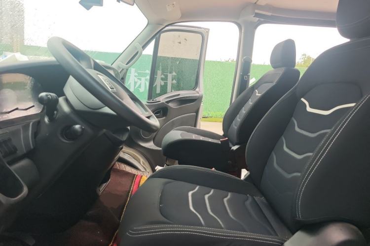 Used Iveco Eurocargo 2021 3.0T Automatic Chao Rui Short Wheelbase Low-Roof Side-Sliding Door F1C Left Front Seat