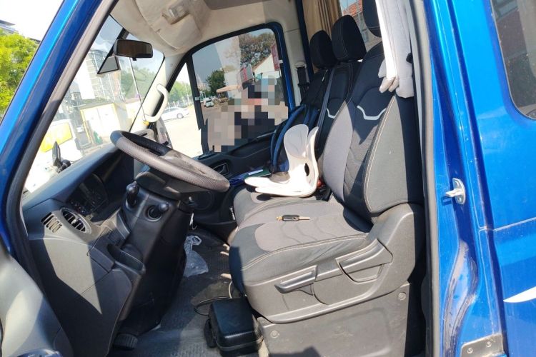 Used Iveco Eurocargo 2021 3.0T Automatic Chaorui Short Wheelbase High-Roof Side-Sliding Door F1C Left Front Seat