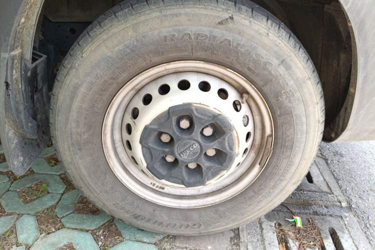 Used Iveco Eurocargo 2021 2.0T Manual Super-Rui Short Wheelbase High-Roof Side-Sliding Door F1A Right Front Wheel Hub
