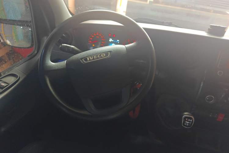 Used Iveco Eurocargo 2021 2.0T Manual Super Rui Long Wheelbase Short Overhang High Roof Side-Sliding Door F1A Steering Wheel