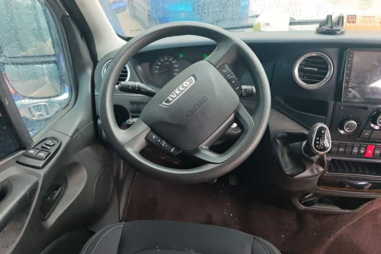 Used Iveco Eurocargo 2021 3.0T Automatic Chao Rui Short Wheelbase Low-Roof Side-Sliding Door F1C Steering Wheel