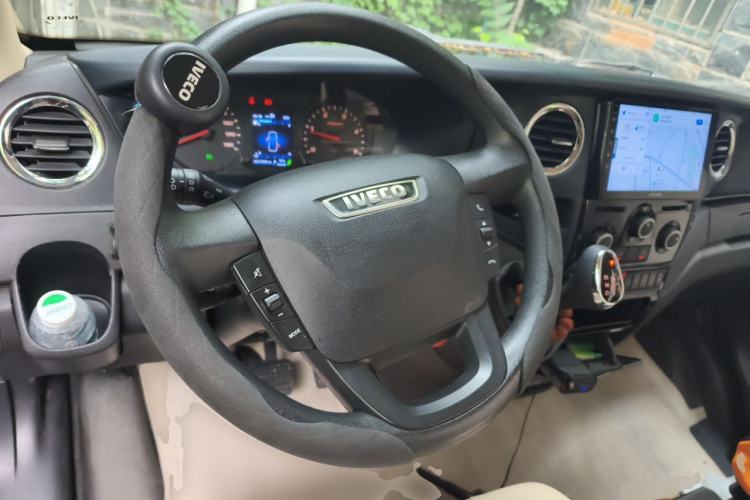 Used Iveco Eurocargo 2021 3.0T Automatic Yunrui Short-Wheelbase High-Roof Side-Sliding Door F1C Steering Wheel