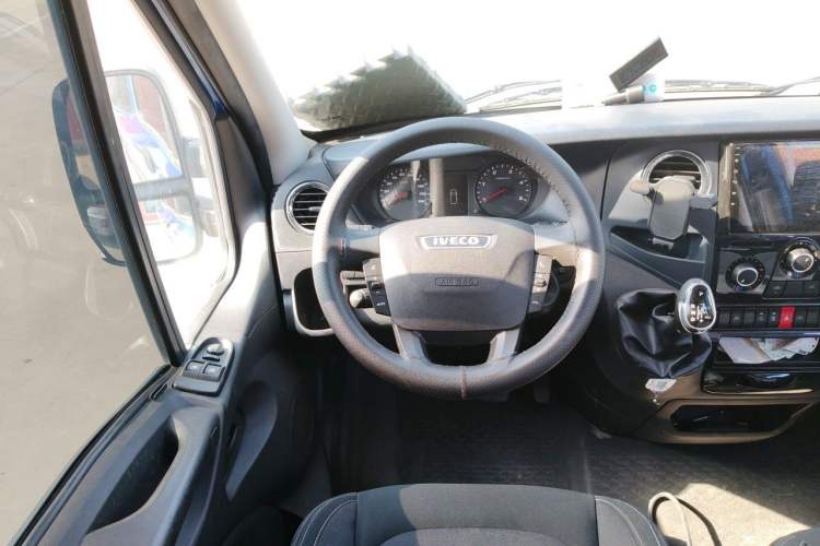 Used Iveco Eurocargo 2021 3.0T Automatic Chaorui Short Wheelbase High-Roof Side-Sliding Door F1C Steering Wheel