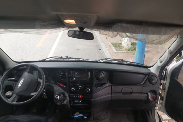 Used Iveco Eurocargo 2021 2.0T Manual Super-Rui Short Wheelbase High-Roof Side-Sliding Door F1A Center Console