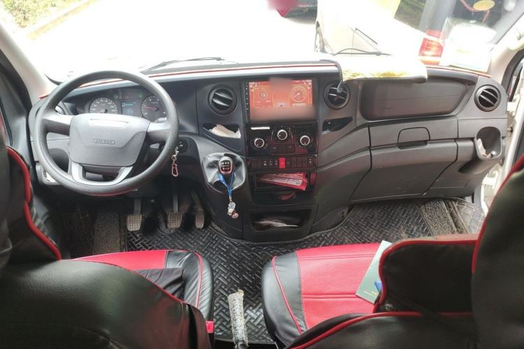 Used Iveco Eurocargo 2021 2.0T Manual Super-Rui Short Wheelbase Low-Roof Side-Hinged Door F1A Center Console