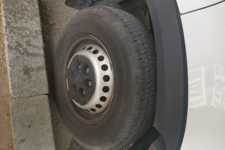 Used Iveco Eurocargo 2021 2.0T Manual Super-Rui Short Wheelbase High-Roof Side-Sliding Door F1A Right Front Wheel Hub