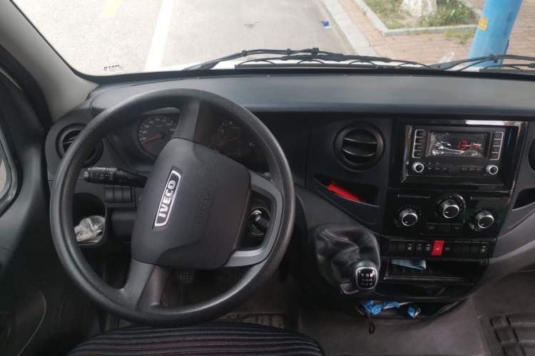 Used Iveco Eurocargo 2021 2.0T Manual Super-Rui Short Wheelbase High-Roof Side-Sliding Door F1A Steering Wheel