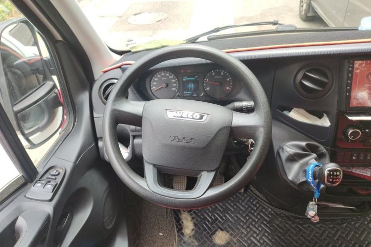 Used Iveco Eurocargo 2021 2.0T Manual Super-Rui Short Wheelbase Low-Roof Side-Hinged Door F1A Steering Wheel