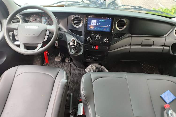 Used Iveco Eurocargo 2021 3.0T Automatic Chao Rui Short Wheelbase Low-Roof Side-Sliding Door F1C Center Console