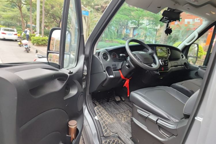 Used Iveco Eurocargo 2021 3.0T Automatic Chao Rui Short Wheelbase Low-Roof Side-Sliding Door F1C Driver Seat