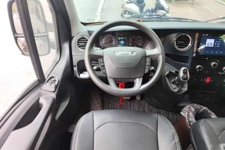 Used Iveco Eurocargo 2021 3.0T Automatic Chao Rui Short Wheelbase Low-Roof Side-Sliding Door F1C Steering Wheel