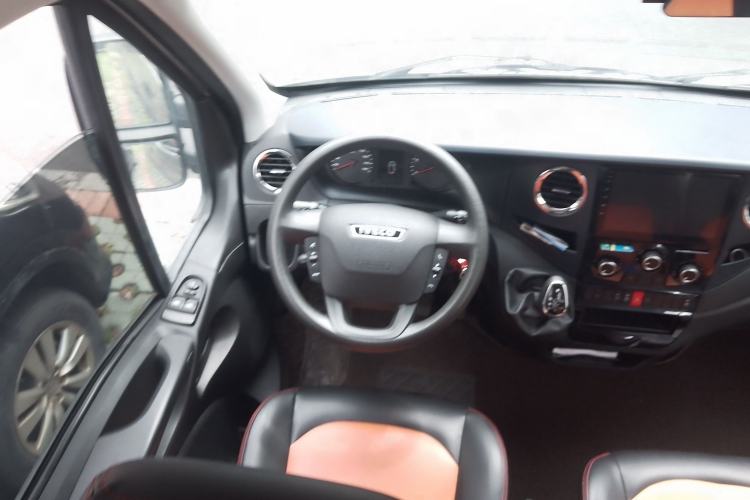 Used Iveco Eurocargo 2021 3.0T Automatic Chaorui Short Wheelbase High-Roof Side-Sliding Door F1C Steering Wheel