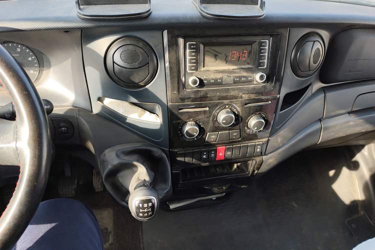 Used Iveco Eurocargo 2021 2.0T Manual Super-Rui Short Wheelbase Low-Roof Side-Hinged Door F1A Audio And AC Panel