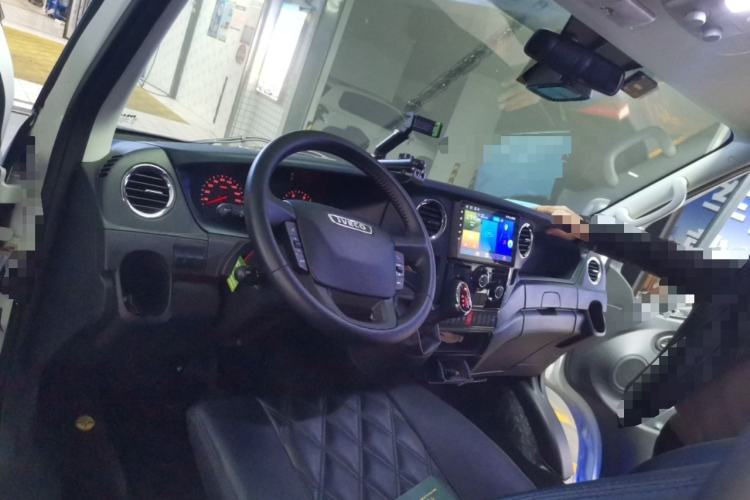 Used Iveco Eurocargo 2021 3.0T Automatic Super-Rui Short Wheelbase Low-Roof Manual-Door F1C Center Console