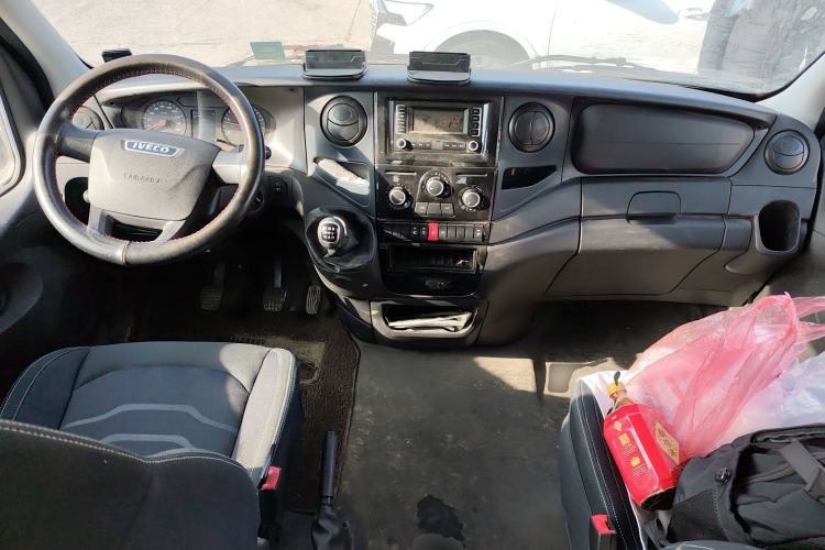 Used Iveco Eurocargo 2021 2.0T Manual Super-Rui Short Wheelbase Low-Roof Side-Hinged Door F1A Center Console