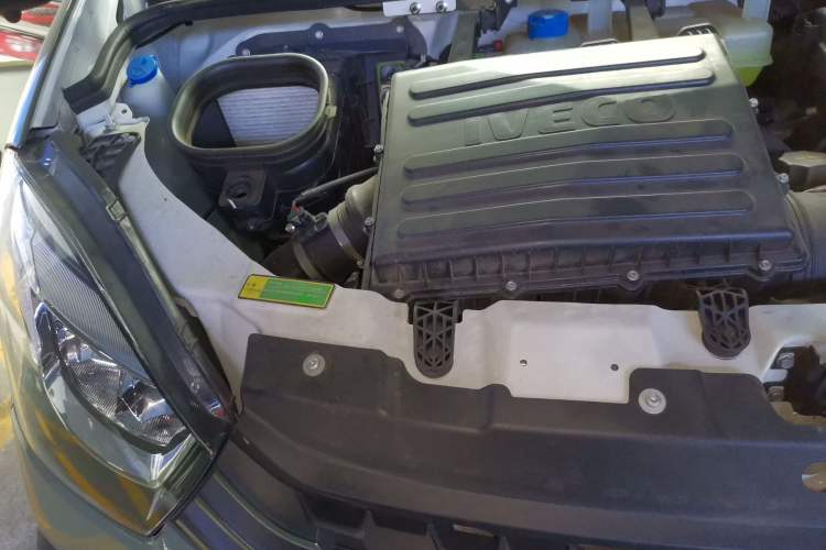 Used Iveco Eurocargo 2021 3.0T Automatic Super-Rui Short Wheelbase Low-Roof Manual-Door F1C Engine Bay Right