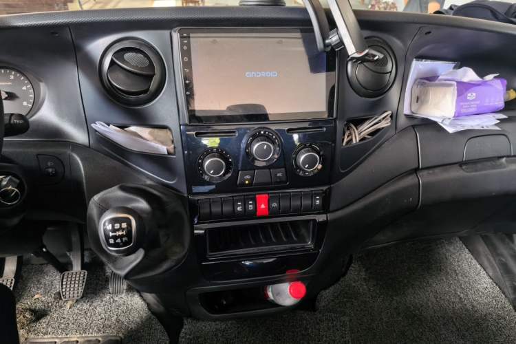 Used Iveco Eurocargo 2021 2.0T Manual Super-Rui Short Wheelbase High-Roof Side-Sliding Door F1A Audio And AC Panel