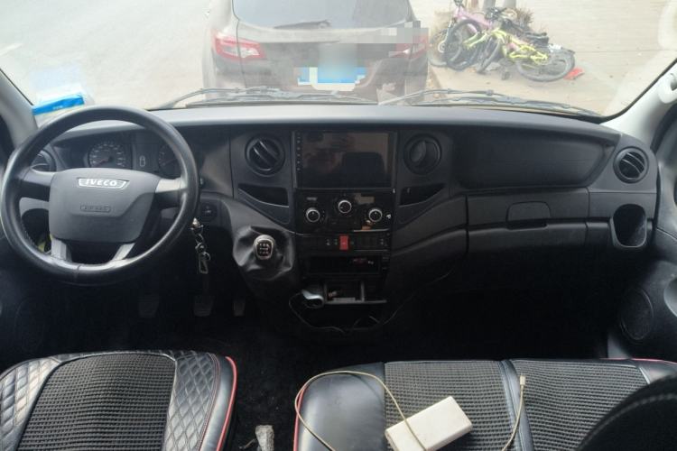 Used Iveco Eurocargo 2021 2.0T Manual Super-Rui Short Wheelbase Low-Roof Side-Hinged Door F1A Center Console