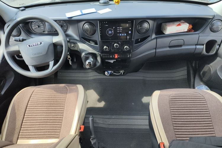 Used Iveco Eurocargo 2021 2.0T Manual Super-Rui Short Wheelbase High-Roof Side-Sliding Door F1A Center Console