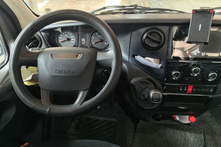 Used Iveco Eurocargo 2021 2.0T Manual Super-Rui Short Wheelbase High-Roof Side-Sliding Door F1A Center Console
