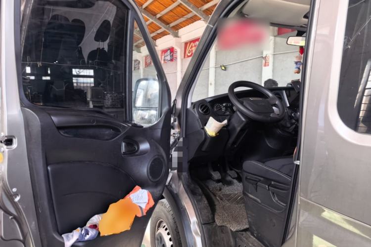 Used Iveco Eurocargo 2021 2.0T Manual Super-Rui Short Wheelbase High-Roof Side-Sliding Door F1A Driver Seat