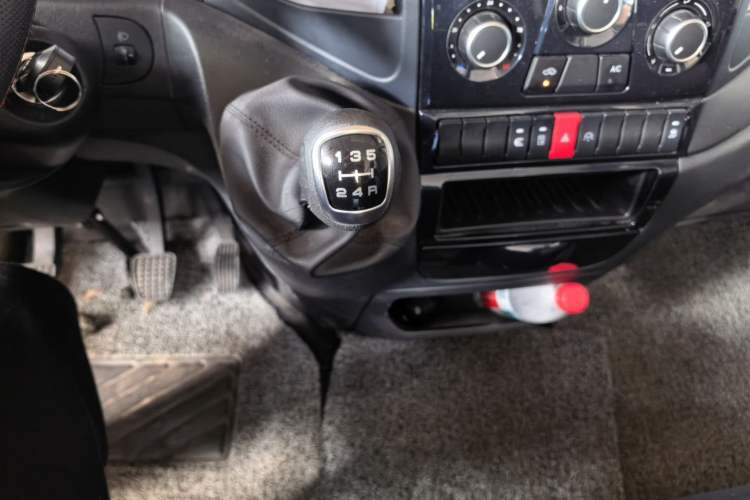 Used Iveco Eurocargo 2021 2.0T Manual Super-Rui Short Wheelbase High-Roof Side-Sliding Door F1A Gear Lever