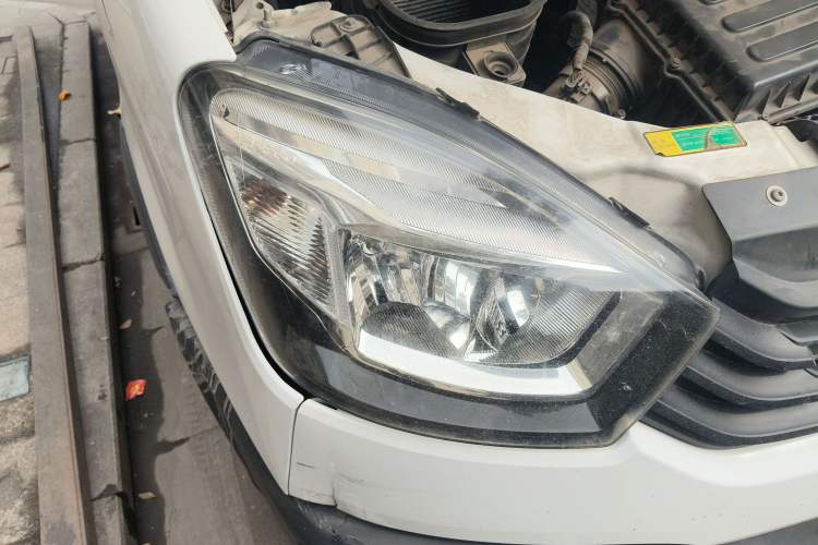 Used Iveco Eurocargo 2021 2.0T Manual Super-Rui Short Wheelbase Low-Roof Side-Hinged Door F1A Right Front Headlight