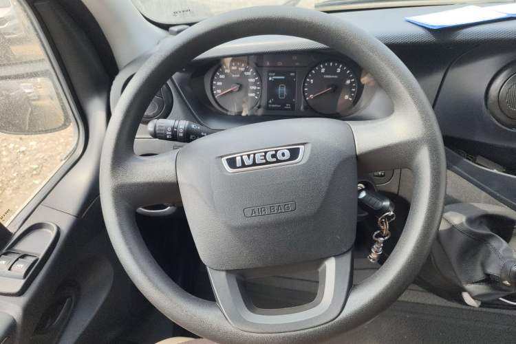 Used Iveco Eurocargo 2021 2.0T Manual Super-Rui Short Wheelbase High-Roof Side-Sliding Door F1A Steering Wheel