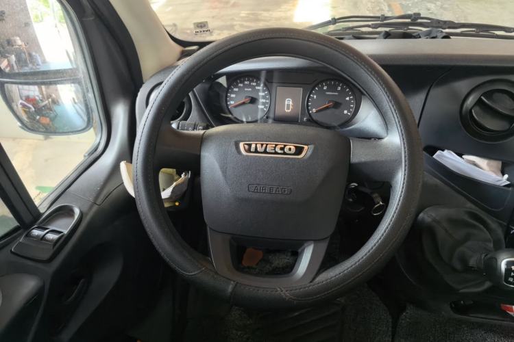 Used Iveco Eurocargo 2021 2.0T Manual Super-Rui Short Wheelbase High-Roof Side-Sliding Door F1A Steering Wheel