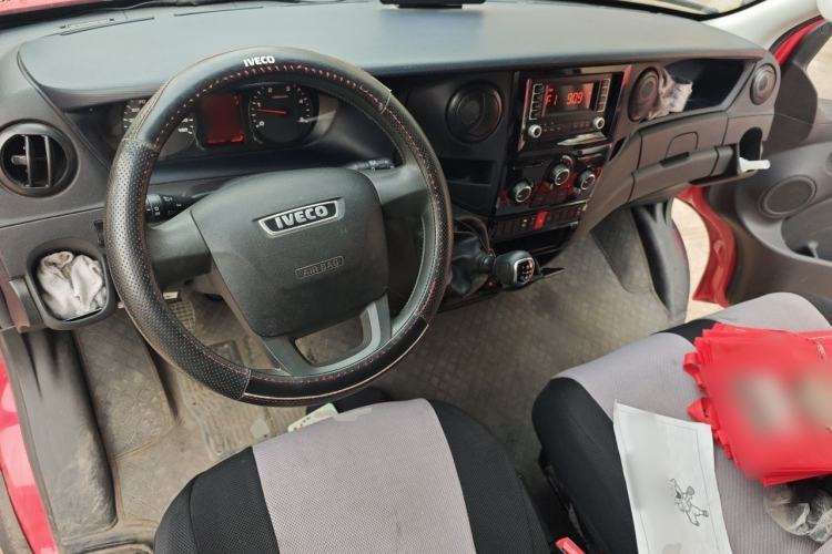 Used Iveco Eurocargo 2021 2.0T Manual Yunrui Short Wheelbase High-Roof Side-Swing Door F1A Center Console