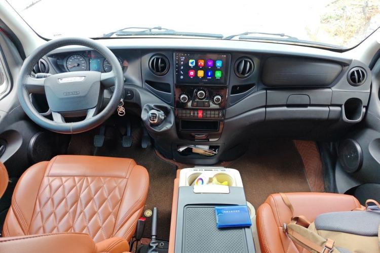 Used Iveco Eurocargo 2021 2.0T Manual Super-Rui Short Wheelbase High-Roof Side-Sliding Door F1A Center Console