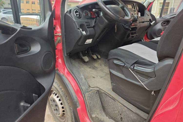 Used Iveco Eurocargo 2021 2.0T Manual Yunrui Short Wheelbase High-Roof Side-Swing Door F1A Driver Seat