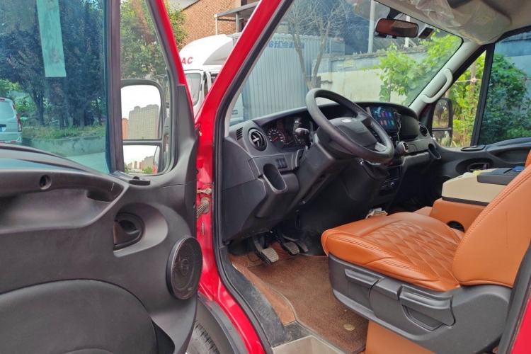 Used Iveco Eurocargo 2021 2.0T Manual Super-Rui Short Wheelbase High-Roof Side-Sliding Door F1A Driver Seat