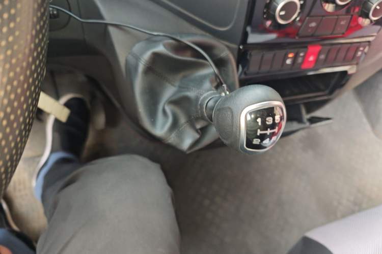 Used Iveco Eurocargo 2021 2.0T Manual Yunrui Short Wheelbase High-Roof Side-Swing Door F1A Gear Lever