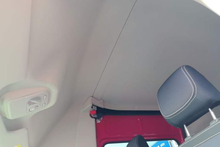 Used Iveco Eurocargo 2021 2.0T Manual Super-Rui Short Wheelbase High-Roof Side-Sliding Door F1A Headliner