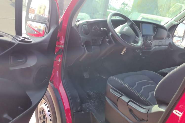 Used Iveco Eurocargo 2021 2.0T Manual Super-Rui Short Wheelbase High-Roof Side-Sliding Door F1A Interior 3
