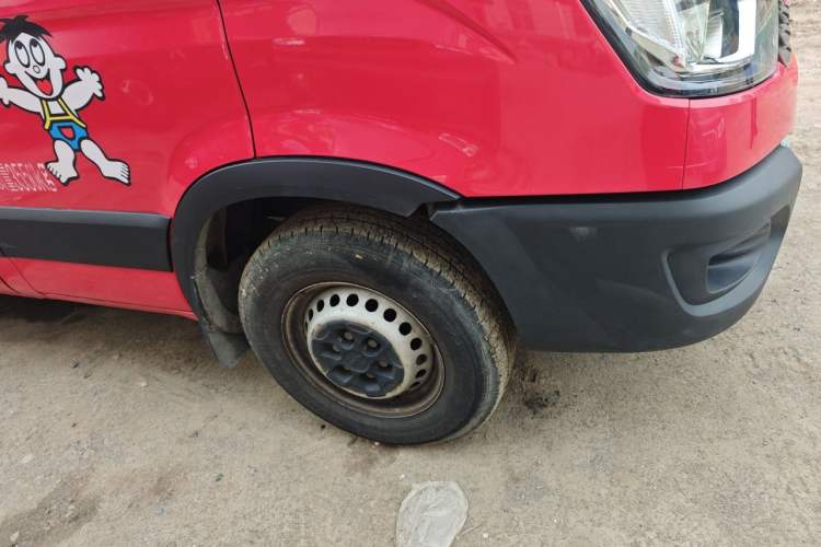 Used Iveco Eurocargo 2021 2.0T Manual Yunrui Short Wheelbase High-Roof Side-Swing Door F1A Right Front Wheel Hub