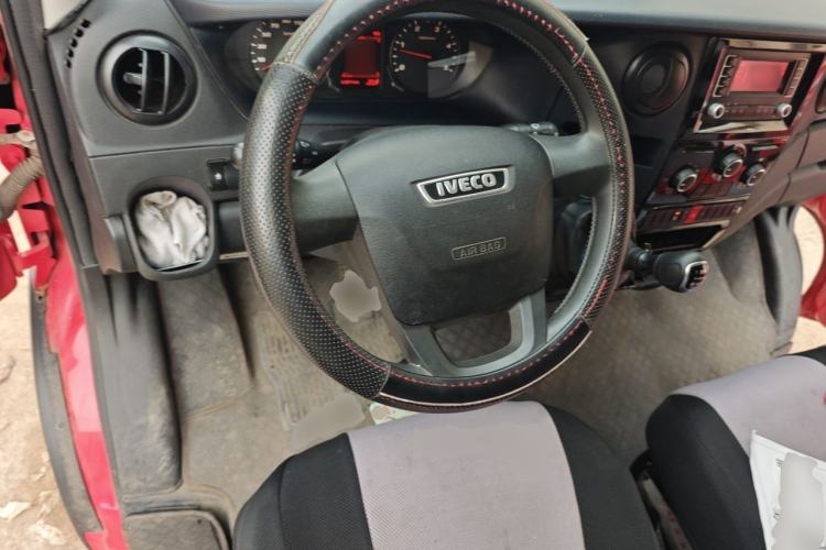 Used Iveco Eurocargo 2021 2.0T Manual Yunrui Short Wheelbase High-Roof Side-Swing Door F1A Steering Wheel