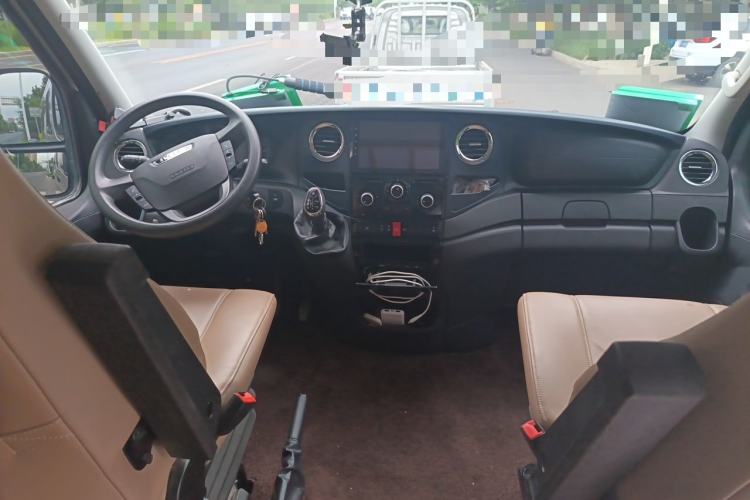 Used Iveco Eurocargo 2021 3.0T Automatic Chao Rui Short Wheelbase Low-Roof Side-Sliding Door F1C Center Console