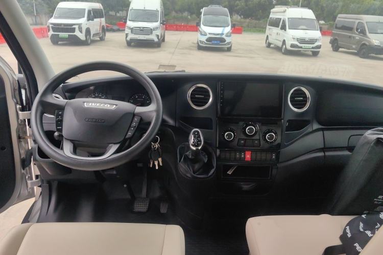 Used Iveco Eurocargo 2021 3.0T Automatic Professional Chassis 4.5-Ton Long-Wheelbase Double-Cab Chassis F1C Center Console