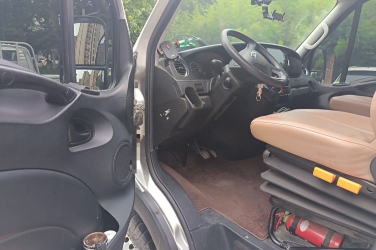 Used Iveco Eurocargo 2021 3.0T Automatic Chao Rui Short Wheelbase Low-Roof Side-Sliding Door F1C Driver Seat