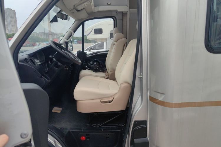 Used Iveco Eurocargo 2021 3.0T Automatic Professional Chassis 4.5-Ton Long-Wheelbase Double-Cab Chassis F1C Driver Seat