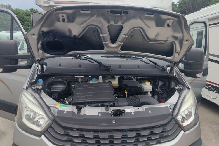 Used Iveco Eurocargo 2021 3.0T Automatic Professional Chassis 4.5-Ton Long-Wheelbase Double-Cab Chassis F1C Engine Bay