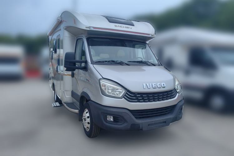 Used Iveco Eurocargo 2021 3.0T Automatic Professional Chassis 4.5-Ton Long-Wheelbase Double-Cab Chassis F1C Front Right 45 Deg