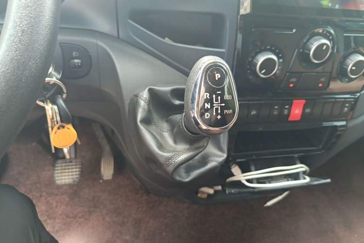 Used Iveco Eurocargo 2021 3.0T Automatic Chao Rui Short Wheelbase Low-Roof Side-Sliding Door F1C Gear Lever