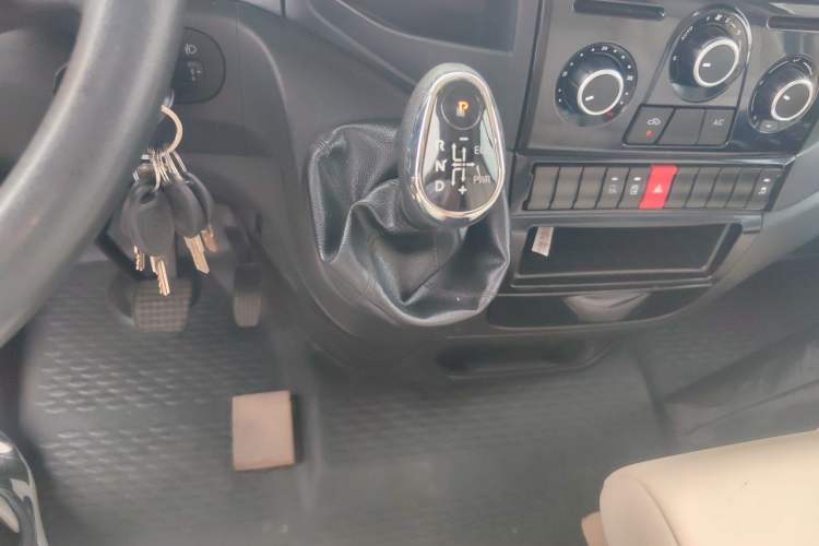 Used Iveco Eurocargo 2021 3.0T Automatic Professional Chassis 4.5-Ton Long-Wheelbase Double-Cab Chassis F1C Gear Lever