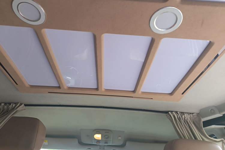 Used Iveco Eurocargo 2021 3.0T Automatic Chao Rui Short Wheelbase Low-Roof Side-Sliding Door F1C Headliner